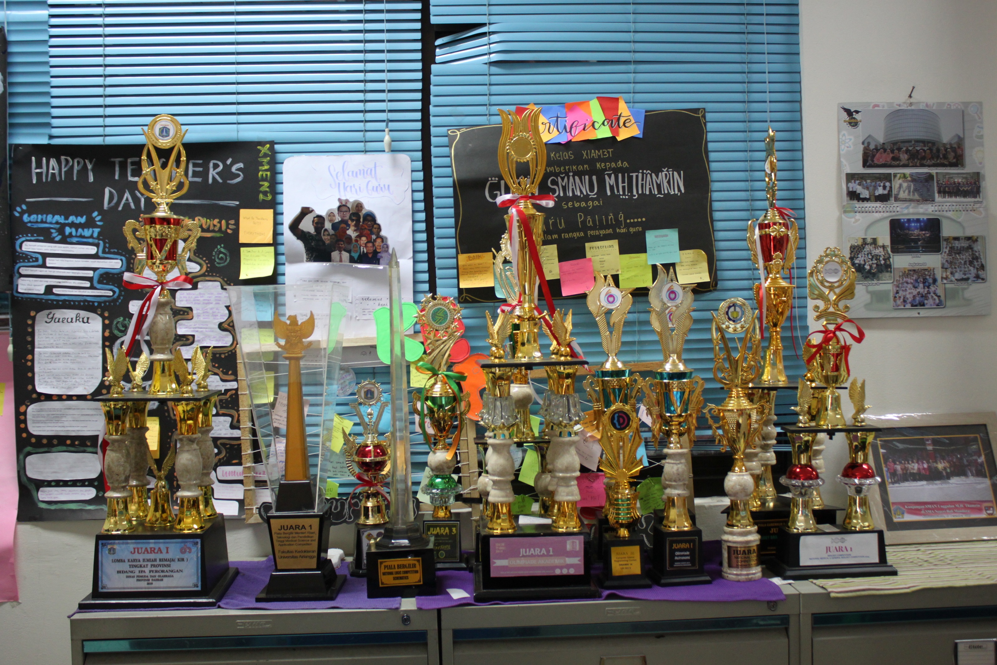 Foto Piala Prestasi SMANU MHT